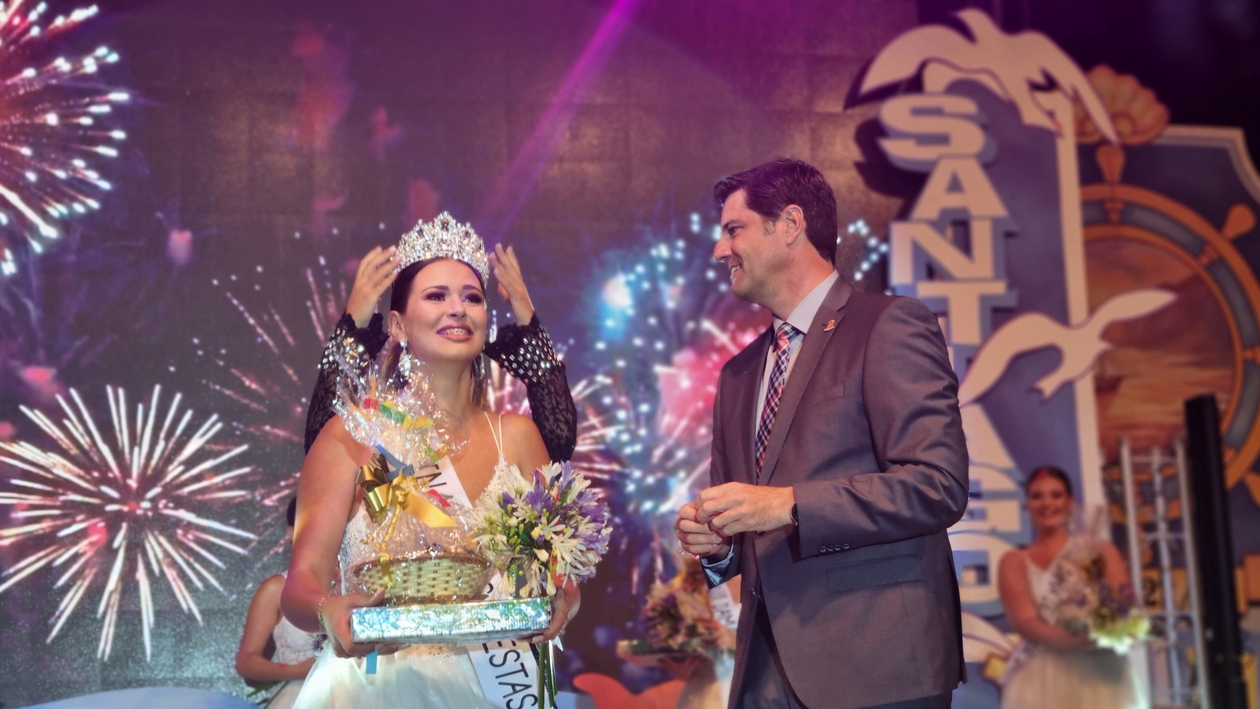 Foto de la nueva reina de las fiestas junto al alcalde